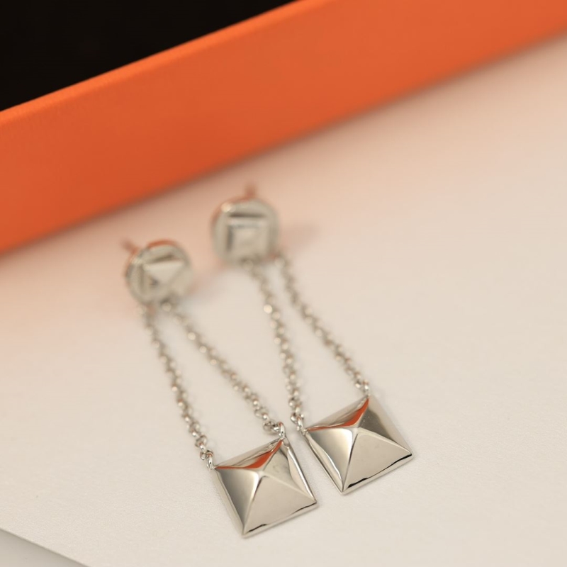 H**me5 earrings